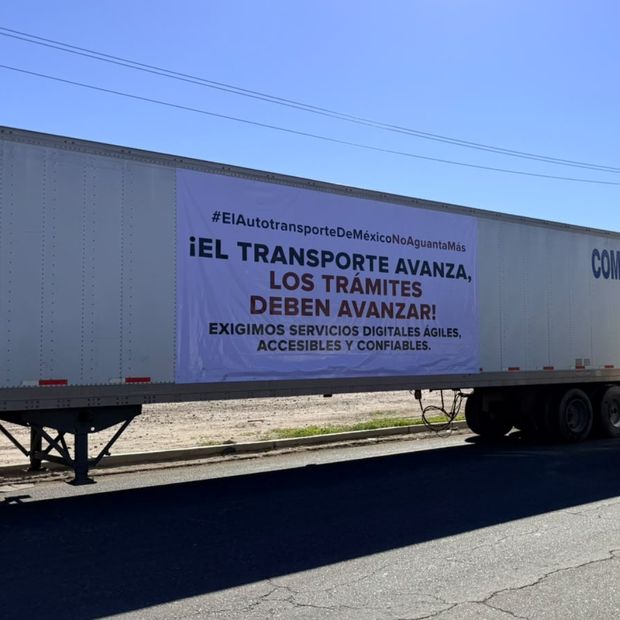 Transportistas Bloquean Calles con 80 Tractocamiones por Paro Nacional en Mexicali